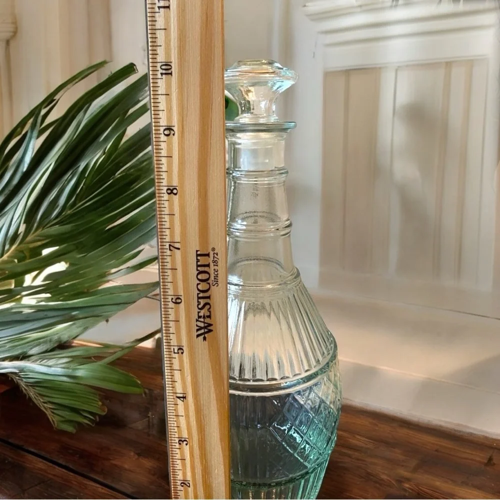 VINTAGE Glass Wine/Liquor Decanter with Stopper - Round Base